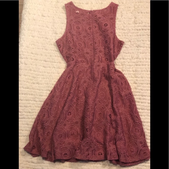 Deep rose lace dress - Picture 2 of 3